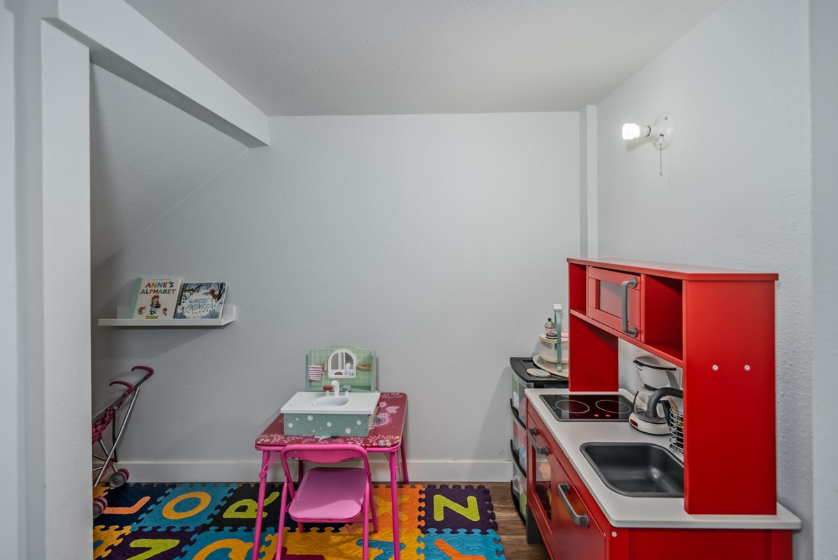 Basement Recreation Room Photo of 4645 46a Street, Delta, BC