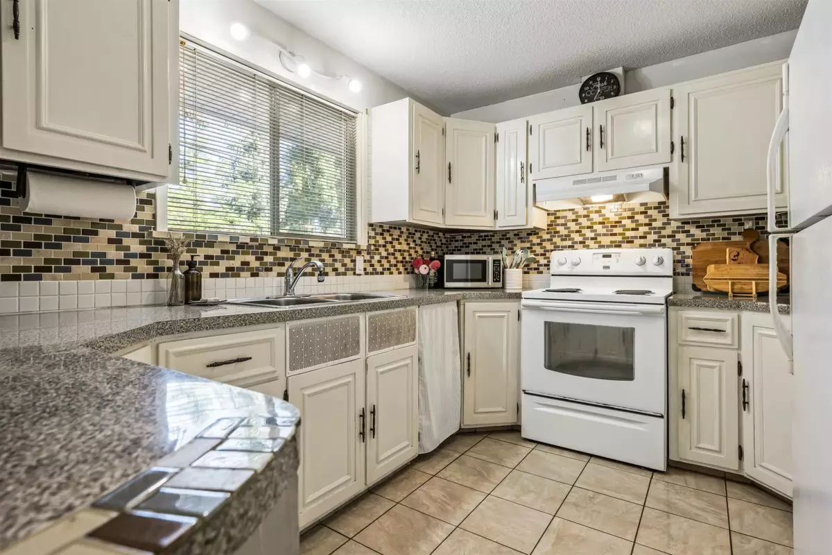 Dining Area Photo of 45942 Sleepy Hollow Road, Cultus Lake, BC