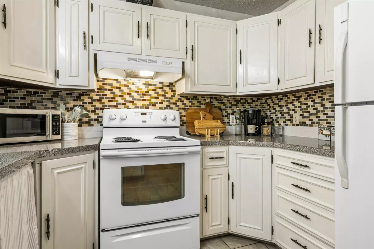 Guest Bathroom Photo of 45942 Sleepy Hollow Road, Cultus Lake, BC