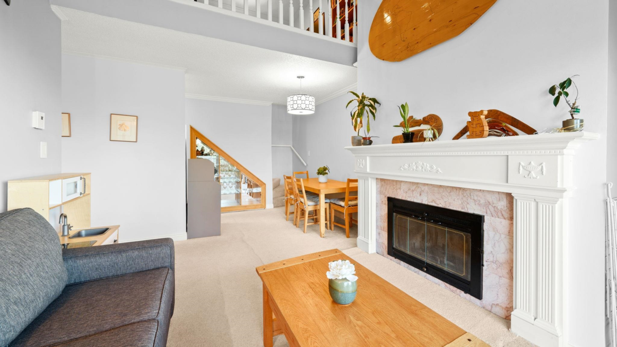 Dining Area Photo of 302 620 Blackford Street, New Westminster, BC