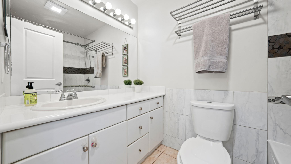 Entry Foyer Photo of 302 620 Blackford Street, New Westminster, BC