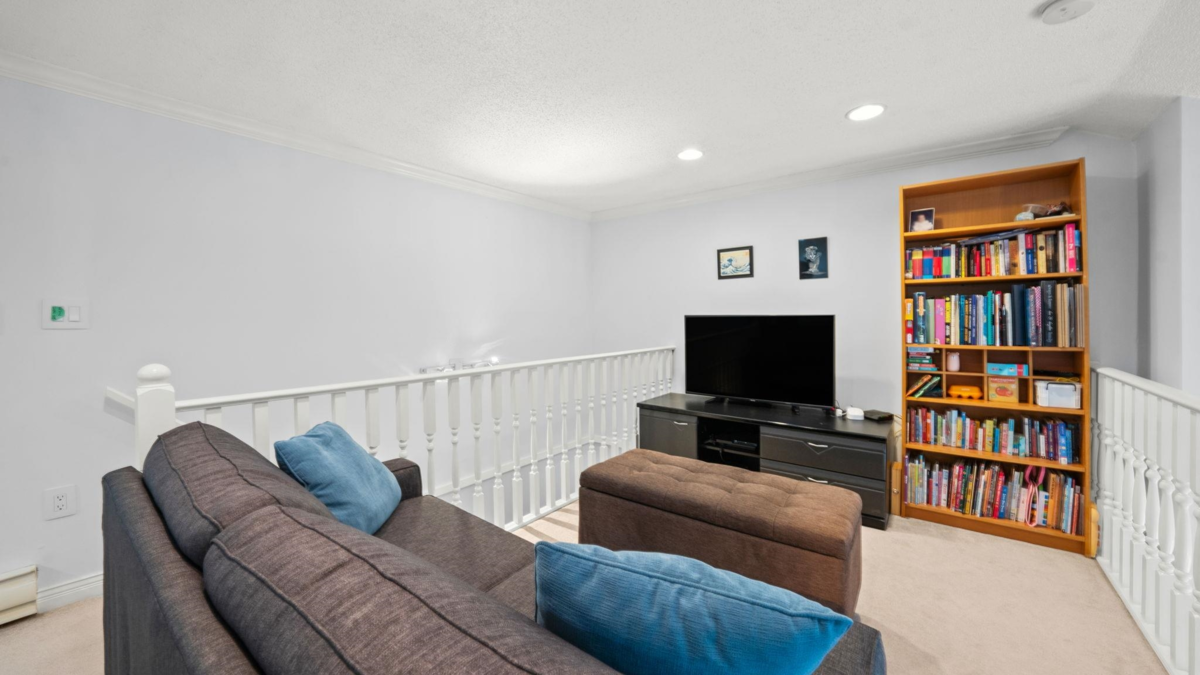 Front Yard Photo of 302 620 Blackford Street, New Westminster, BC