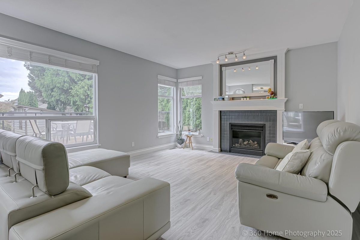 Breakfast Nook Photo of 19088 63b Avenue, Surrey, BC