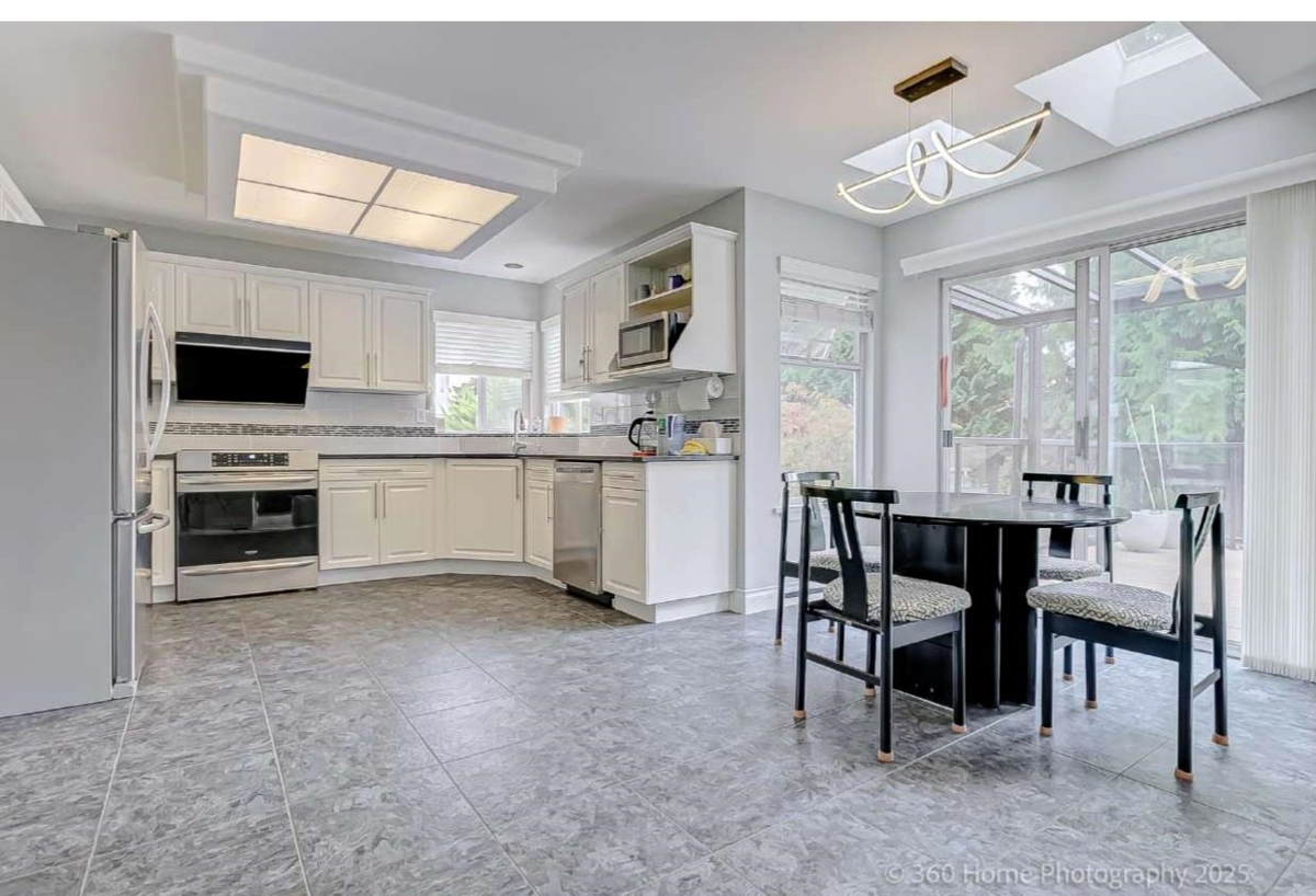 Kitchen Island Photo of 19088 63b Avenue, Surrey, BC