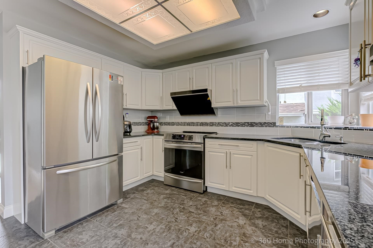 Kitchen Photo of 19088 63b Avenue, Surrey, BC