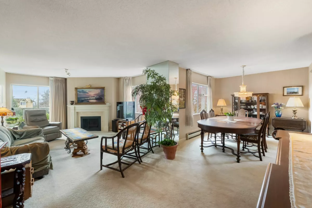 Dining Area Photo of 111 1442 Foster Street, White Rock, BC