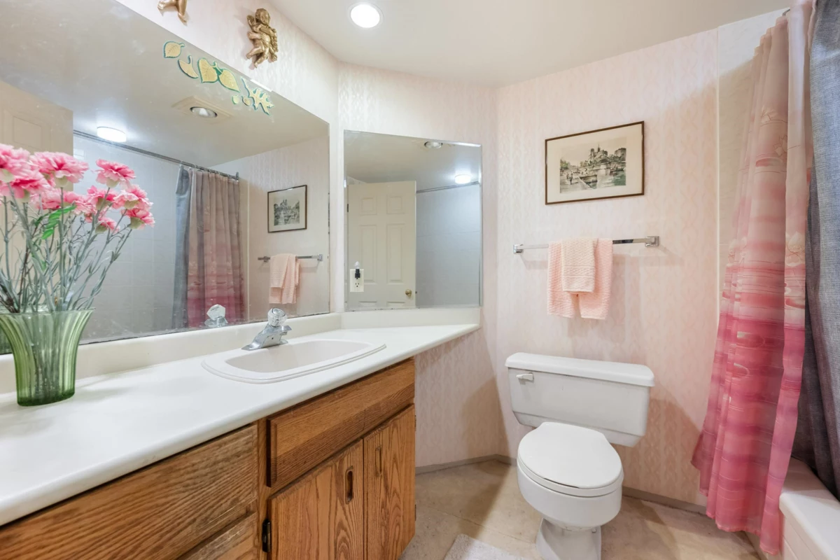 Entry Foyer Photo of 111 1442 Foster Street, White Rock, BC