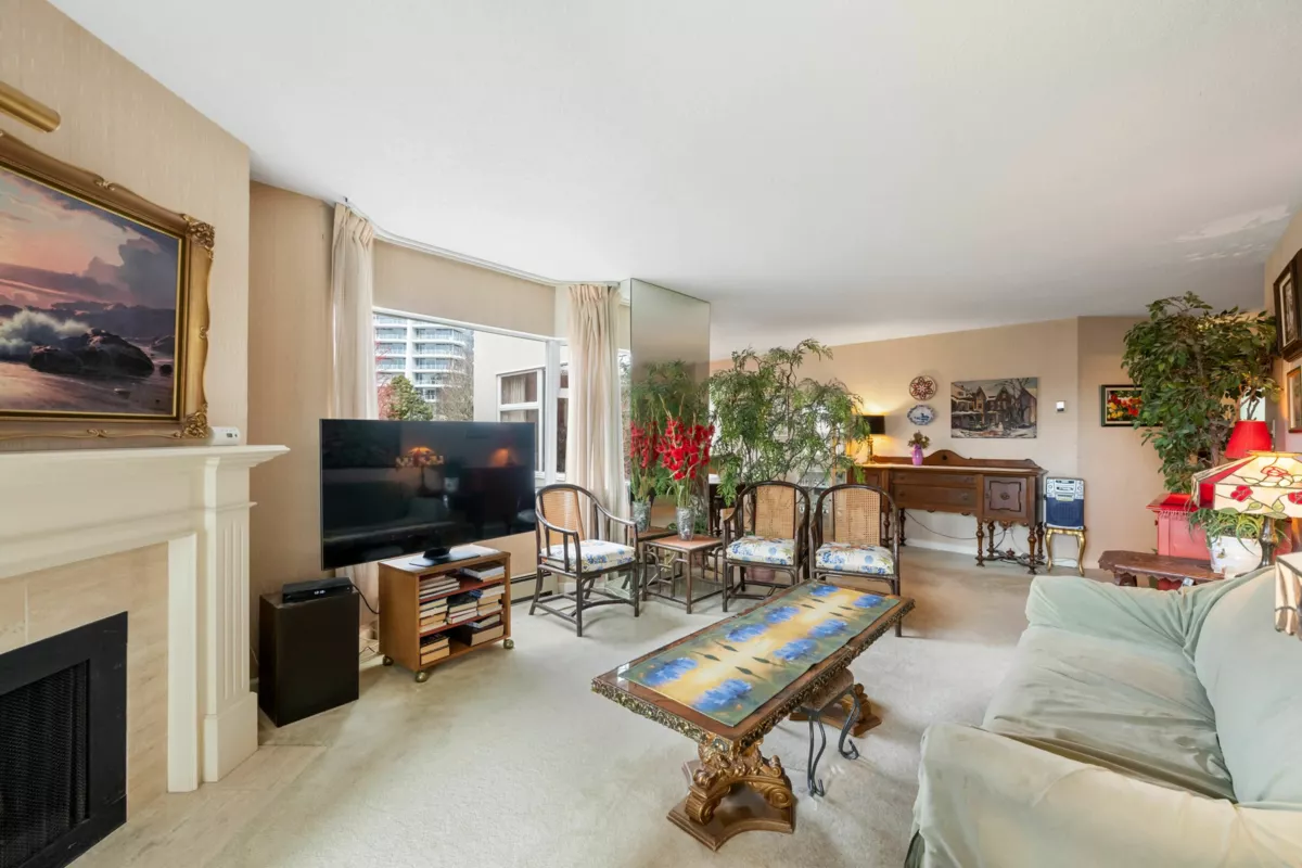 Living Room Photo of 111 1442 Foster Street, White Rock, BC