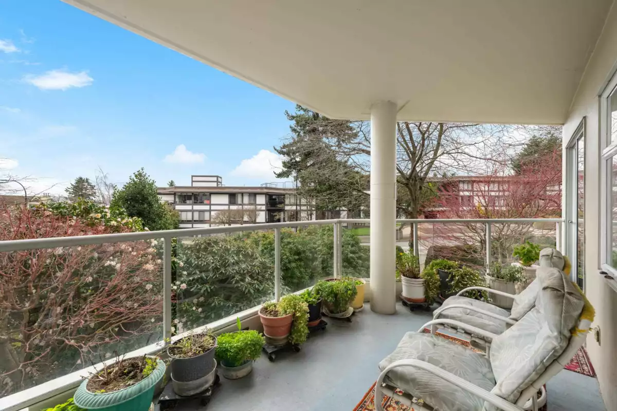 Swimming Pool Photo of 111 1442 Foster Street, White Rock, BC