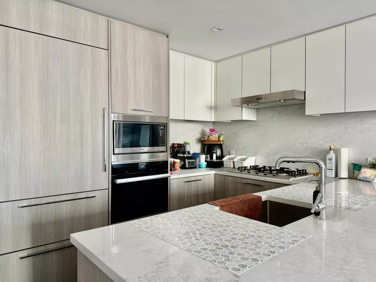 Kitchen Island Photo of 807 3280 Corvette Way, Richmond, BC