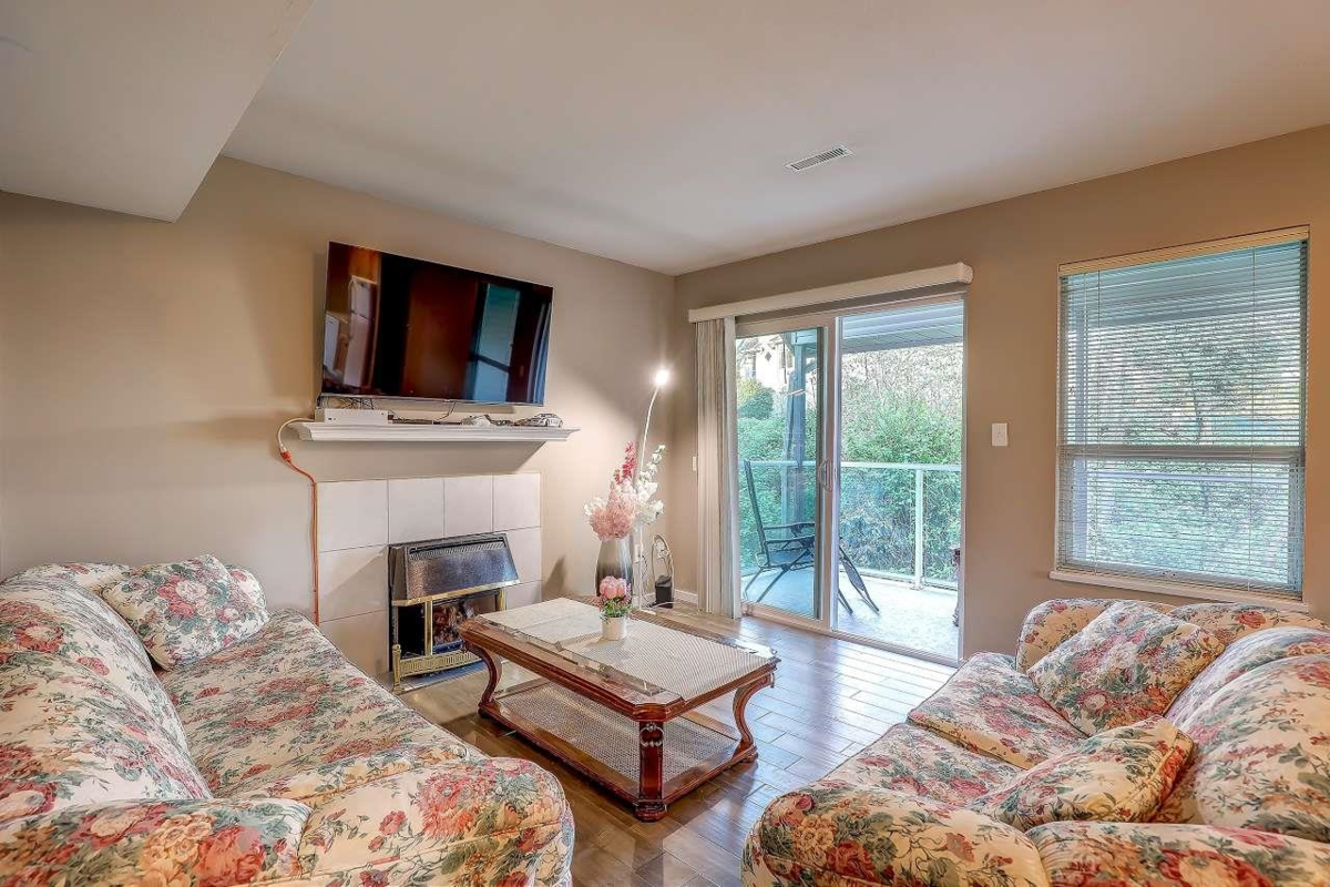 Living Room Photo of 4 32311 Mcrae Avenue, Mission, BC