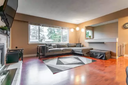 Kitchen Island Photo of 10975 Partridge Crescent, Surrey, BC