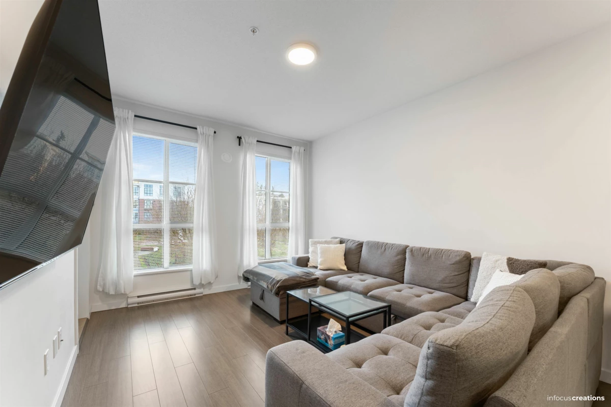 Dining Area Photo of 226 15137 33 Avenue, Surrey, BC