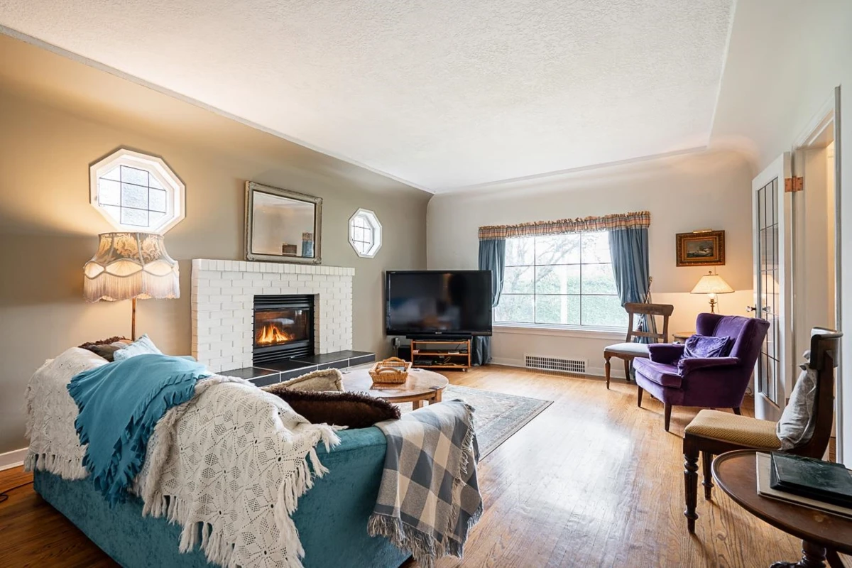 Living Room Photo of 902 Fourth Street, New Westminster, BC