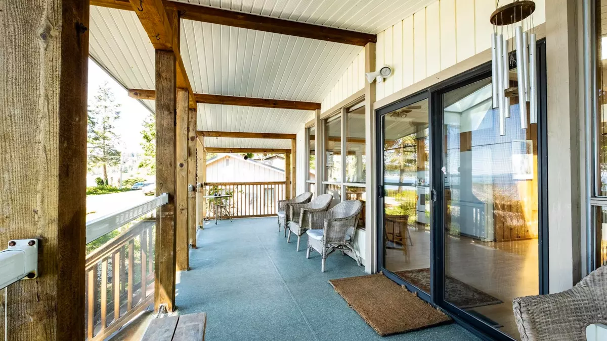 Dining Area Photo of 1618 Ocean Beach Esplanade, Gibsons, BC