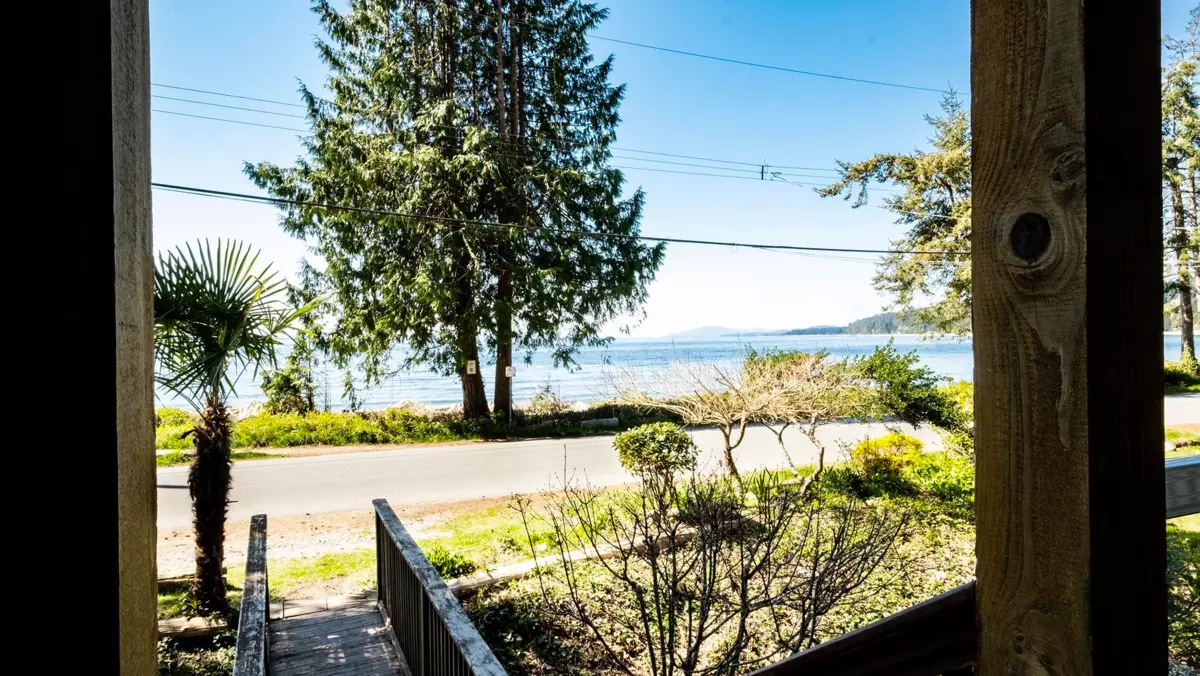Family Room Photo of 1618 Ocean Beach Esplanade, Gibsons, BC