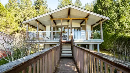 Mudroom Photo of 1618 Ocean Beach Esplanade, Gibsons, BC