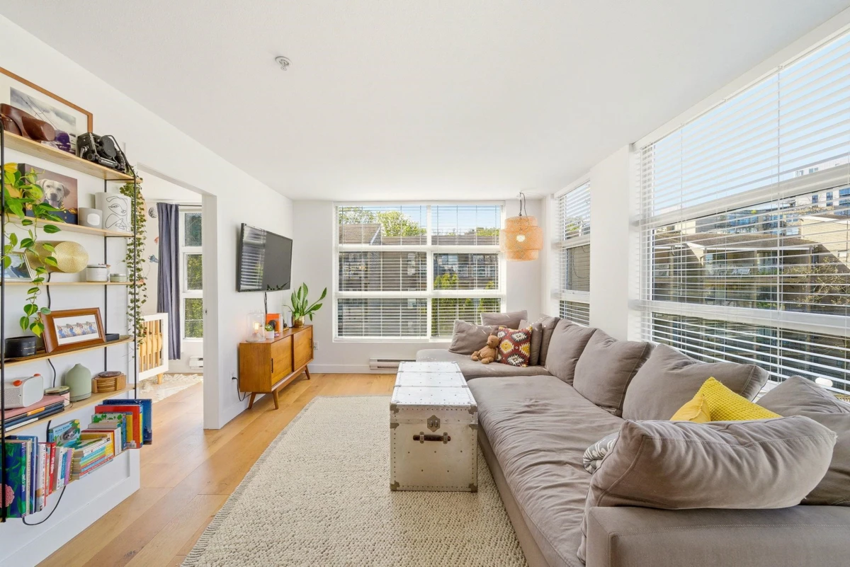 Dining Area Photo of 309 418 E Broadway, Vancouver, BC
