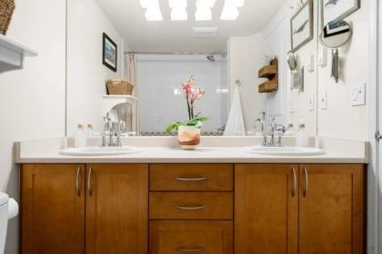 Guest Bathroom Photo of 303 365 E 1st Street, North Vancouver, BC