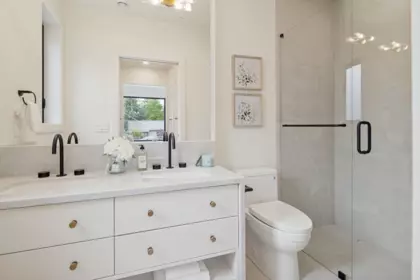 Laundry Room Photo of 2 3036 W 13th Avenue, Vancouver, BC