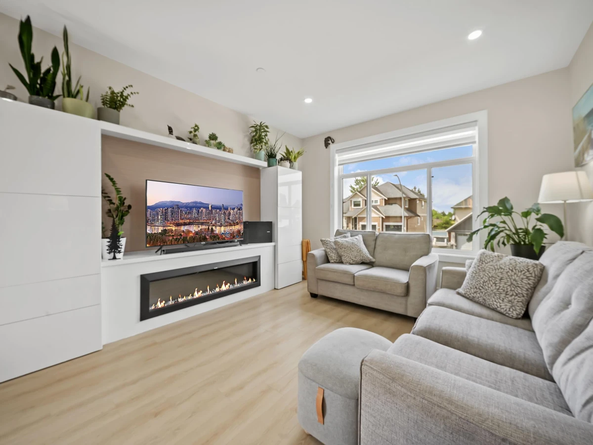 Living Room Photo of 8586 Tupper Boulevard, Mission, BC