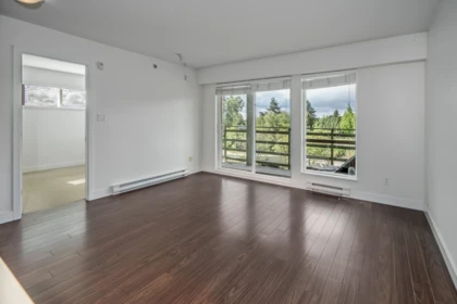 Kitchen Photo of 406 15735 Croydon Drive, Surrey, BC