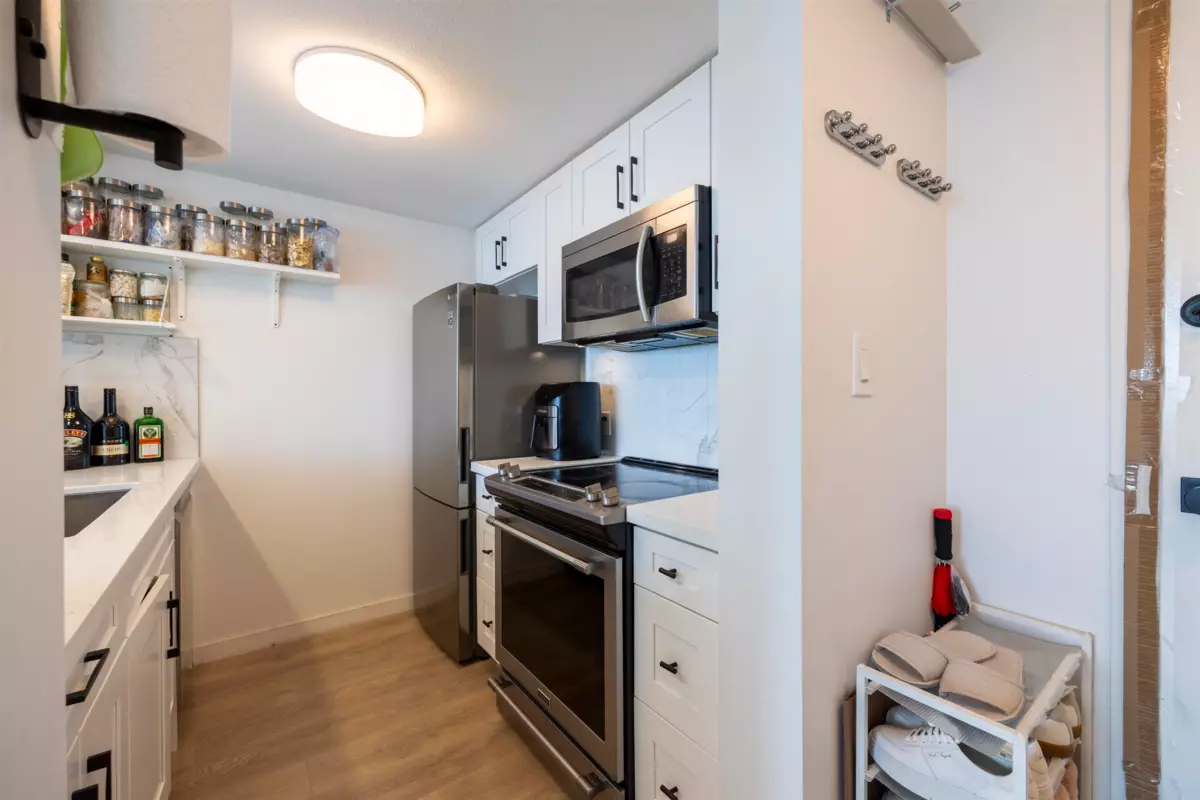 Family Room Photo of 2508 438 Seymour Street, Vancouver, BC