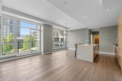 411 105 W 2nd Street, North Vancouver, BC, North Vancouver — Apartment/Condo for sale