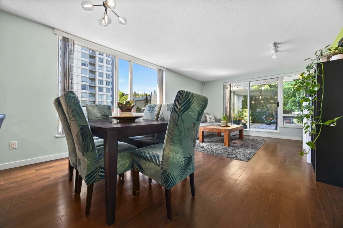 Living Room Photo of 501 39 Sixth Street, New Westminster, BC