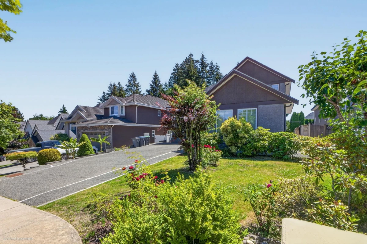Living Room Photo of 16758 86 Avenue, Surrey, BC