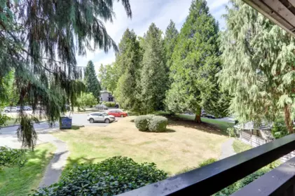Entry Foyer Photo of 10532 Holly Park Lane, Surrey, BC