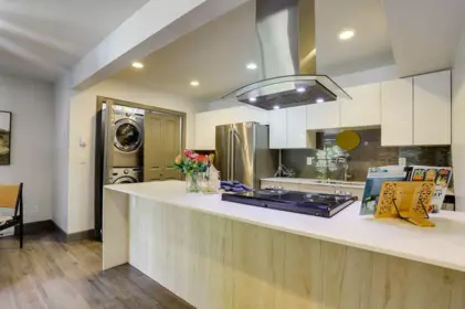 Kitchen Photo of 10532 Holly Park Lane, Surrey, BC