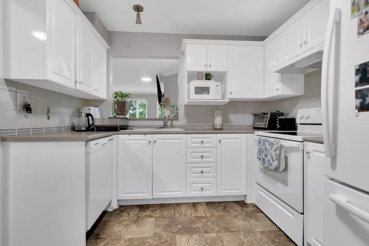 Dining Area Photo of 305 12125 75a Avenue, Surrey, BC