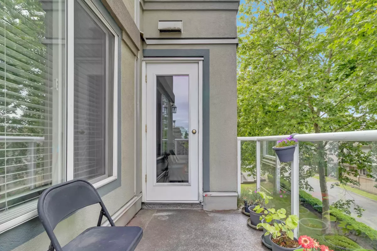 Family Room Photo of 305 12125 75a Avenue, Surrey, BC