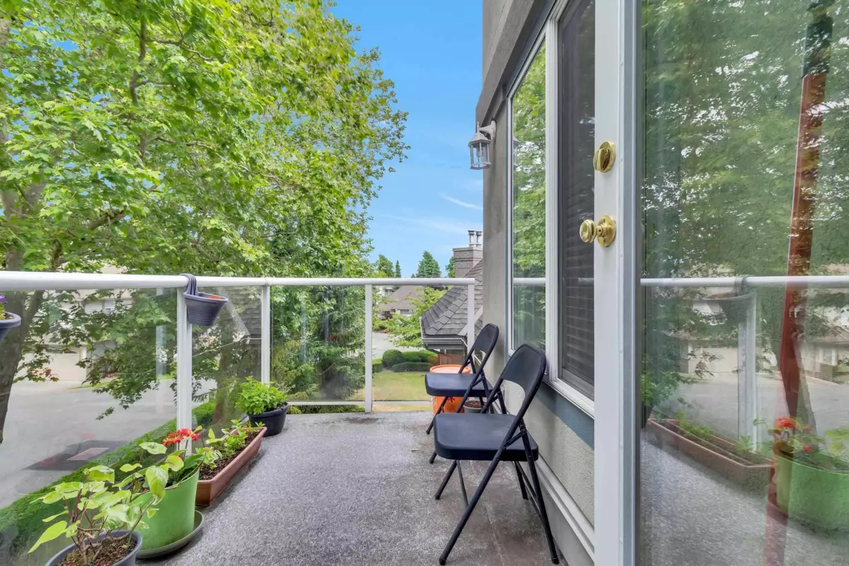 Living Room Photo of 305 12125 75a Avenue, Surrey, BC