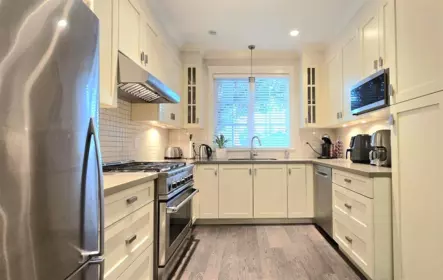 Kitchen Island Photo of 5467 Dunbar Street, Vancouver, BC