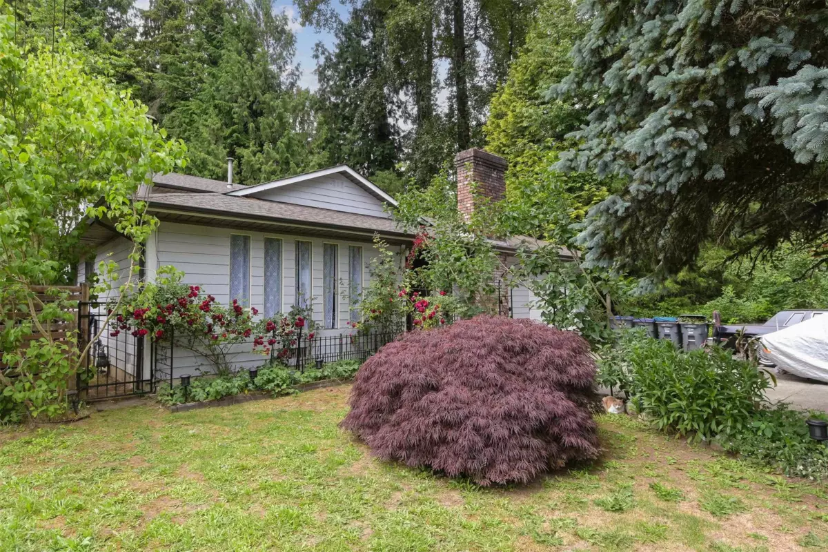 Living Room Photo of 10595 154a Street, Surrey, BC
