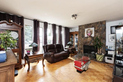 Kitchen Island Photo of 10595 154a Street, Surrey, BC