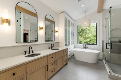 Hallway Photo of 4597 Woodgreen Drive, West Vancouver, BC