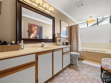 Guest Bathroom Photo of 13383 14a Avenue, Surrey, BC