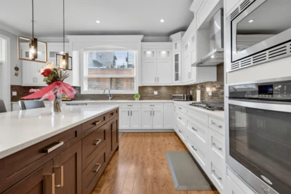 Kitchen Island Photo of 36643 E Auguston Parkway, Abbotsford, BC