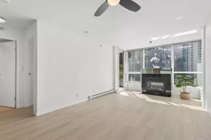 Kitchen Island Photo of 903 1328 W Pender Street, Vancouver, BC