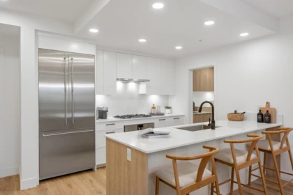 Kitchen Island Photo of 302 33160 Plaxton Crescent, Abbotsford, BC