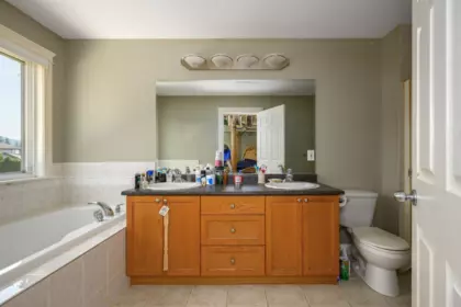 Guest Bathroom Photo of 11382 240 Street, Maple Ridge, BC