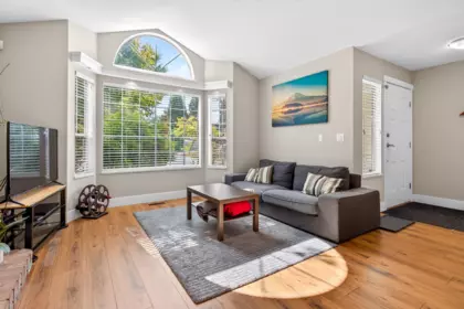 Kitchen Photo of 15733 98a Avenue, Surrey, BC