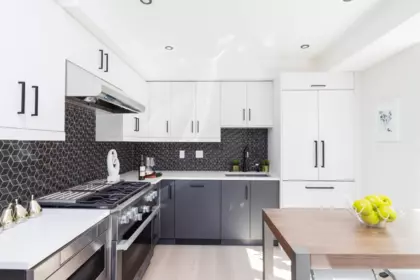 Kitchen Photo of 2 1152 Comox Street, Vancouver, BC