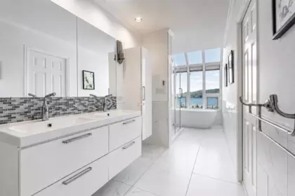 Guest Bathroom Photo of 90 Tidewater Way, Lions Bay, BC