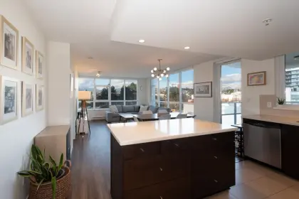 702 4400 Buchanan Street, Burnaby, BC, Burnaby — Apartment/Condo for sale