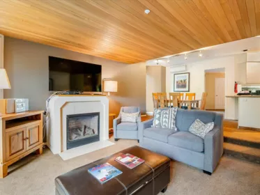 206 3217 Blueberry Drive, Whistler, BC, Whistler — Apartment/Condo for sale