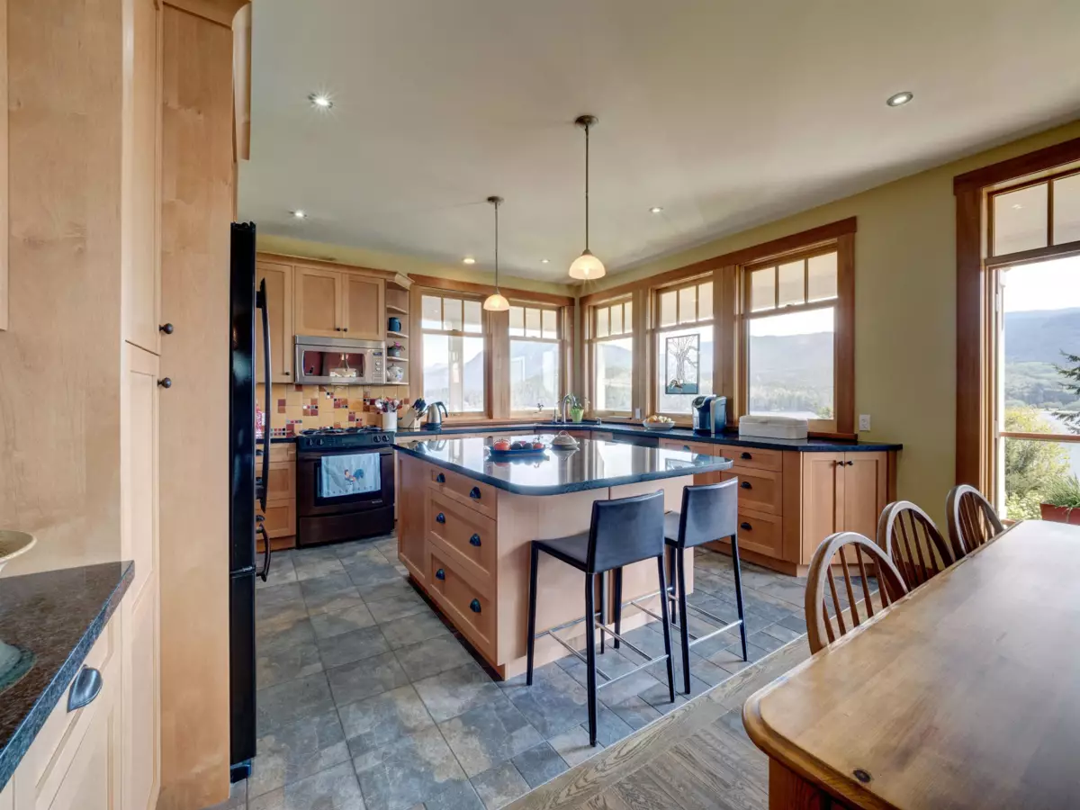 Kitchen Island Photo of 6373 N Gale Avenue, Sechelt, BC